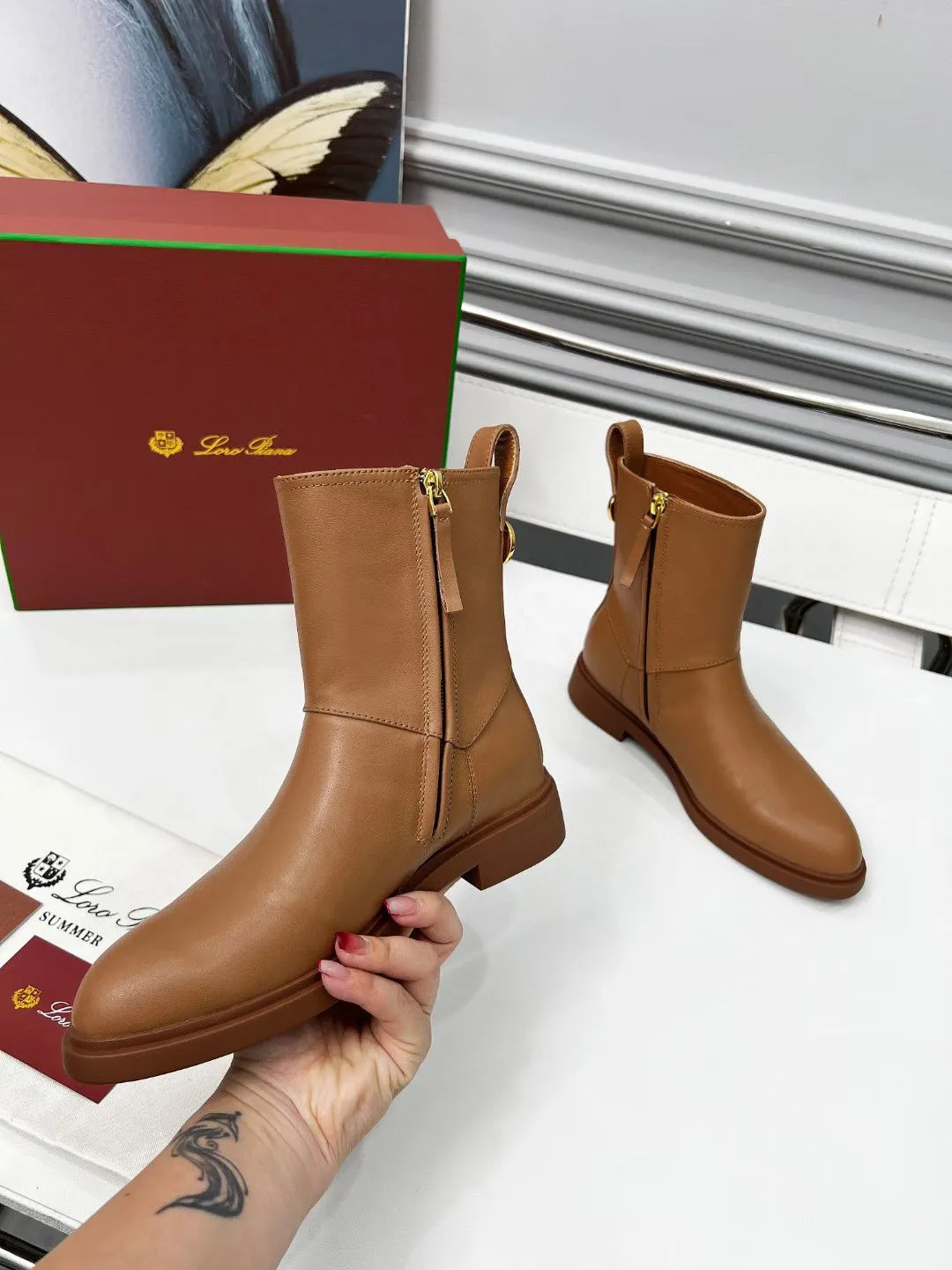 👟👟Ex-factory price 640👟👟 First-layer cowhide, G02 purchasing level WYSIWYG Loro Piana LP 130s new autumn and winter Kilda ankle boots side zipper short boots. This iconic ankle boot is made of waxed cow leather/suede sheepskin, giving it a rustic and unique retro aesthetic. The casual yet sophisticated style is perfect for urban looks as well as relaxed weekend looks. The sole is Loro Piana non-slip rubber sole. Leather lining, interior zip closure with tonal zip puller at top. Metallic detail at back. Leather ring pull tabs engraved with brand logo One-piece tonal rubber sole Rubber sole with anti-slip LP detail! Upper: Imported calfskin/nubuck leather Inner foot pads: cowhide Sole: Original molded rubber outsole Size: 35-40 (41 is custom-made and cannot be returned or exchanged)